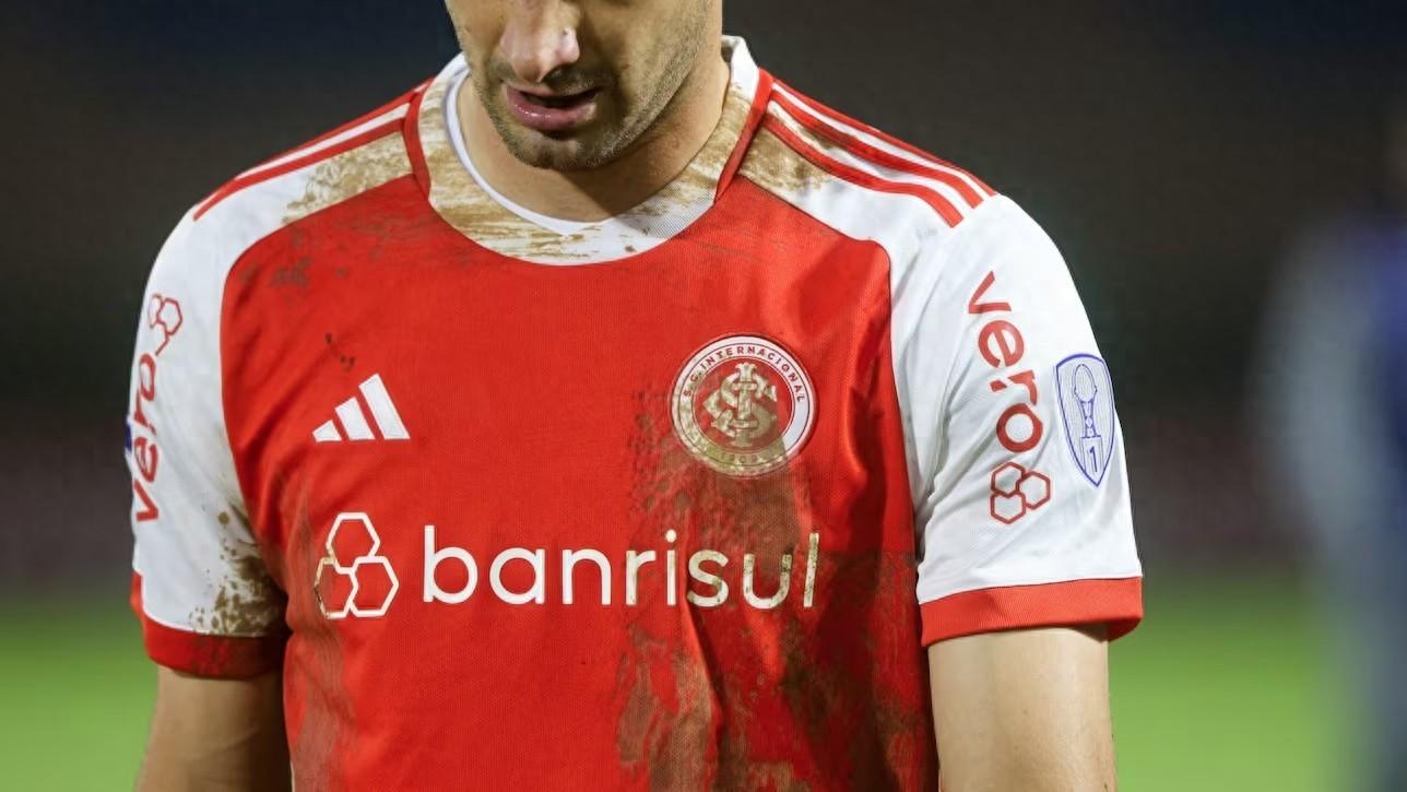 巴西国际队球衣沾满泥浆比赛，为灾区筹款引关注